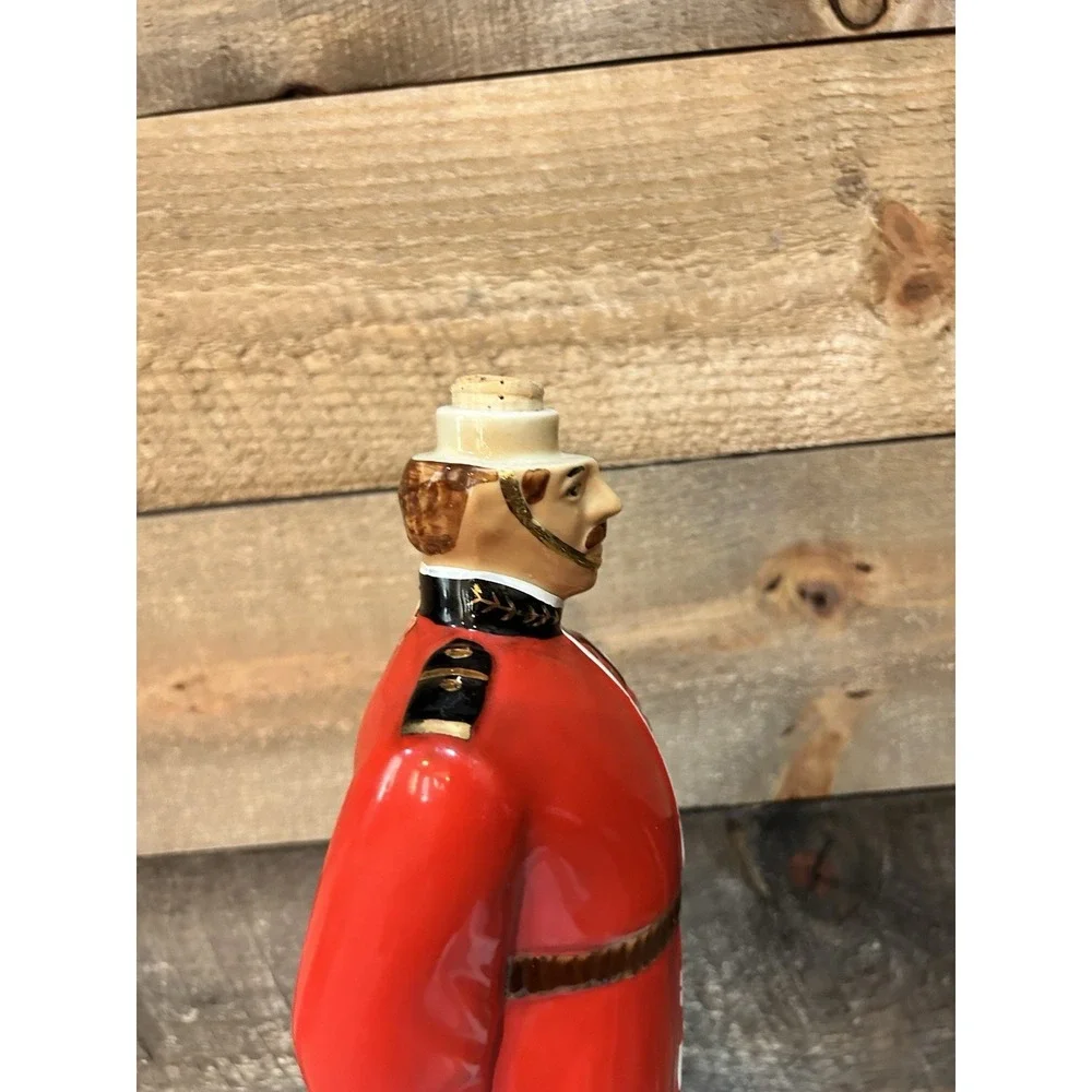 Vintage Windsor Supreme Canadian Whiskey Guard Soldier Liquor Bottle Decanter
